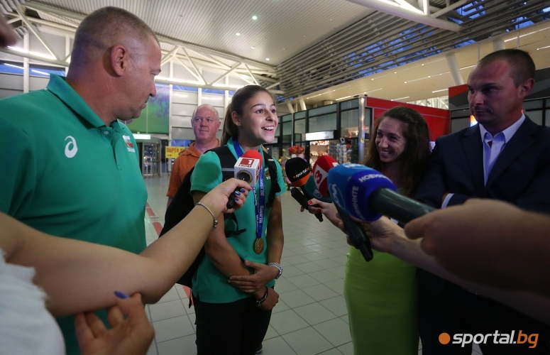  Световната шампионка Александра Начева се прибра в България 