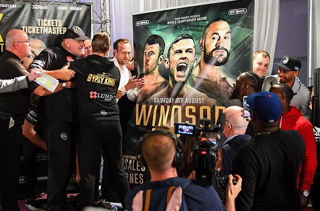  Тайсън Фюри и Франческо Пианета минаха през кантара в Белфаст 