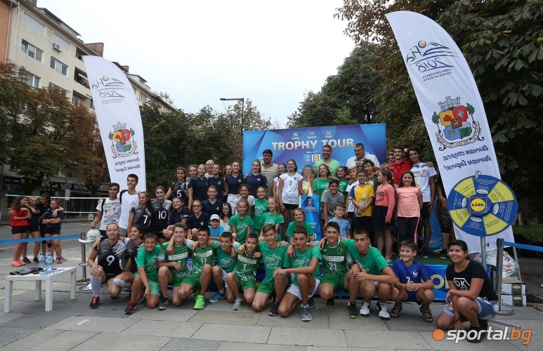  Фенове на волейбола се снимаха със Семеен кодекс в София 