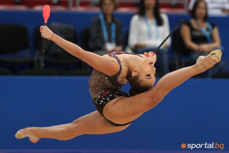  Катрин Тасева с бухалки на СП по художествена гимнастика 
