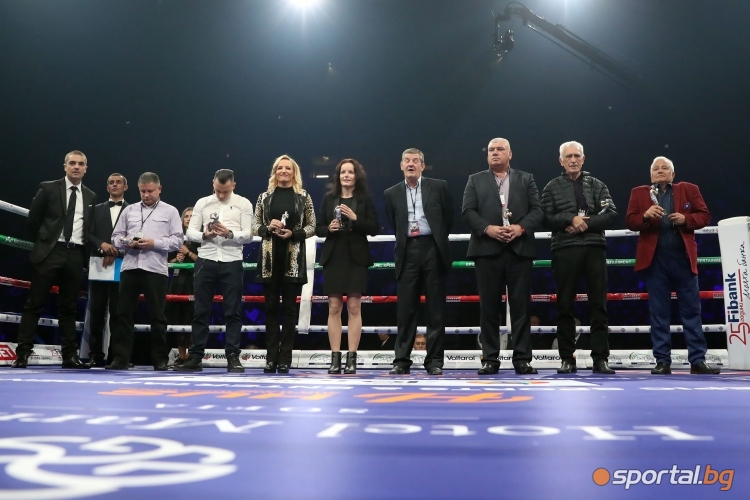  Наградиха заслужили треньори и боксьори преди боксовата церемония вечер 