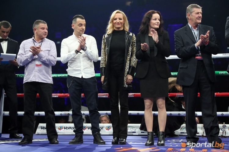  Наградиха заслужили треньори и боксьори преди боксовата церемония вечер 