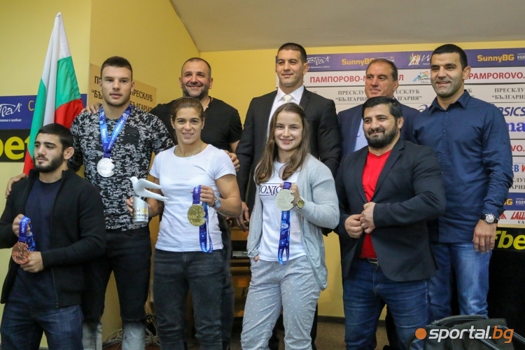  ПКФ на медалистите от Световното състезание по битка Тайбе Юсеин, Биляна Дудова и Кирил Милов 