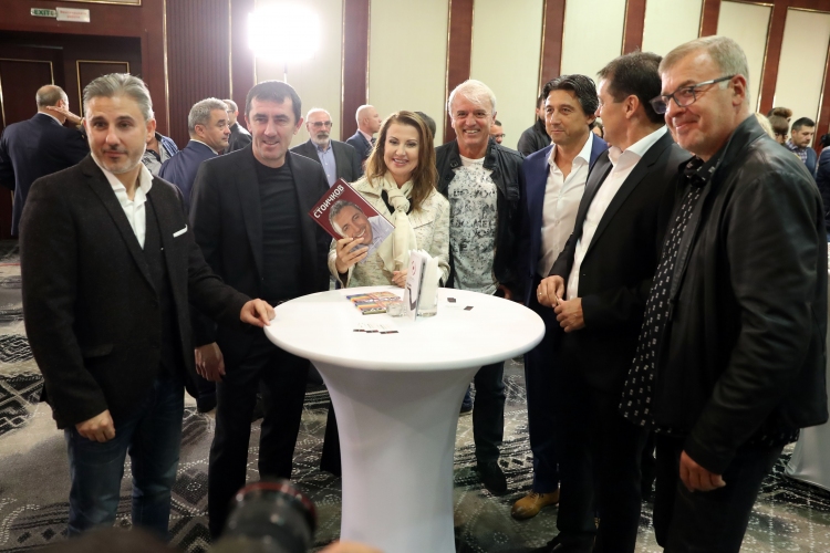  Представяне на биографията на Христо Стоичков 