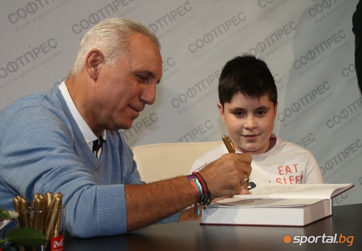  Христо Стоичков сподели златната топка на почитателите 