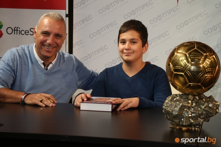 Христо Стоичков  показа златната топка на феновете