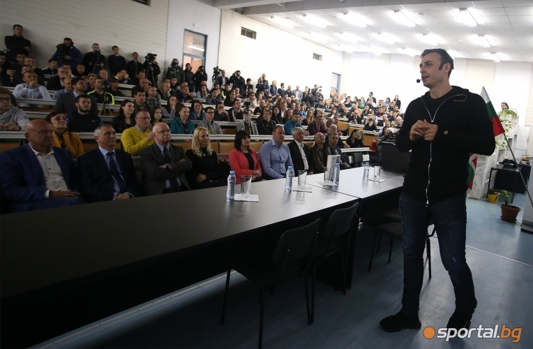 Димитър Бербатов изнесе лекция пред студенти в НСА