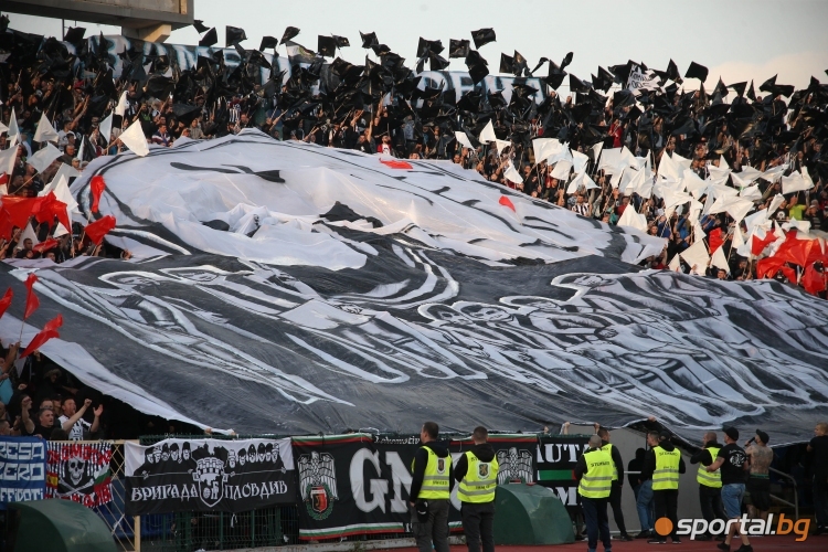 Феновете на Локомотив Пловдив по време на мача за купата