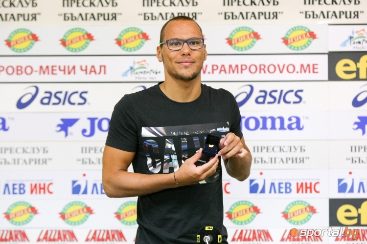  Плувецът Антъни Иванов е състезател номер едно на месеца 