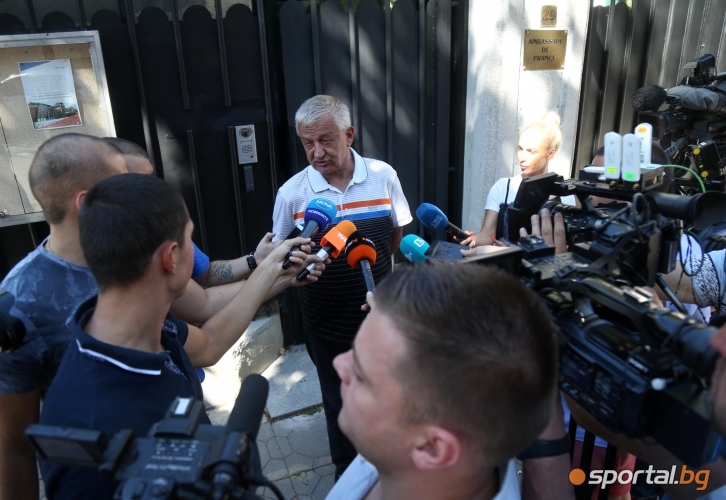 Христо Крушарски пред френското посолство