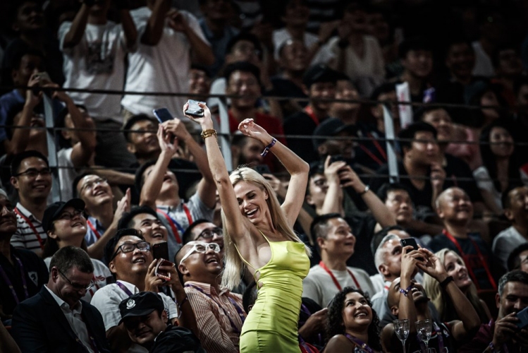 Секси бразилка накара коментатор да онемее