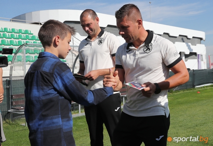  Футболистите oт младежкият народен тим се срещнаха с деца от Плевен, Айтос и Смолян 