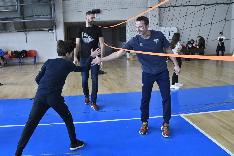  Владо Николов, Андрей Жеков и Цецо Соколов играха с деца в 