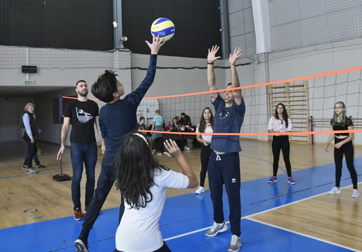  Владо Николов, Андрей Жеков и Цецо Соколов играха с деца в 