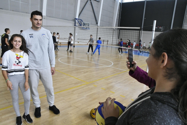 Владо Николов, Андрей Жеков и Цецо Соколов играха с деца в "Арена Армеец"