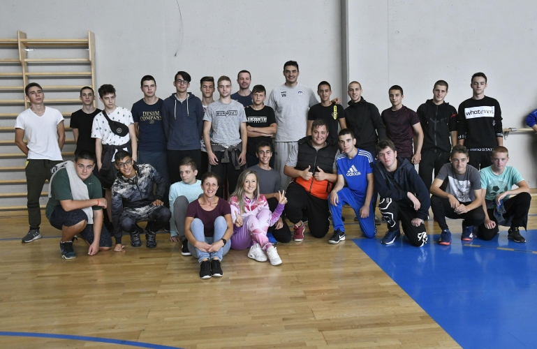  Владо Николов, Андрей Жеков и Цецо Соколов играха с деца в 