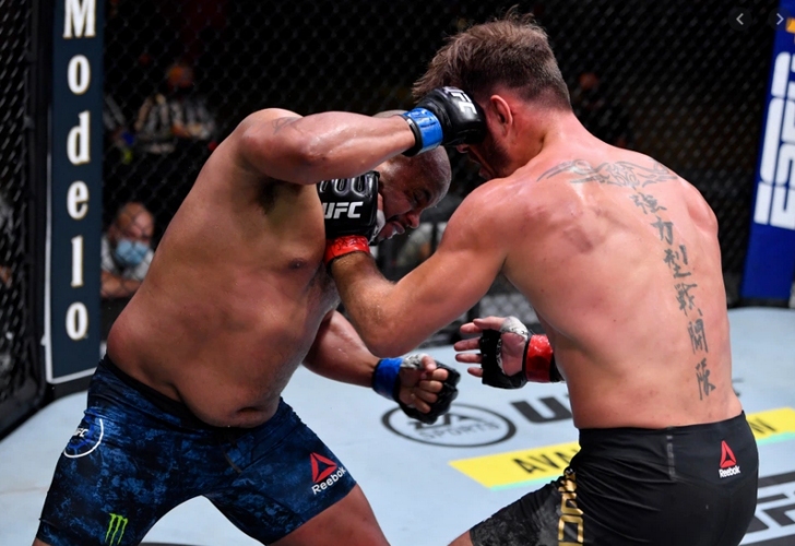 Стипе Миочич надви Даниел Кормие в брутална битка и защити титлата си на UFC 252
