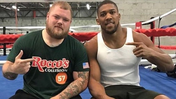 Matchroom Boxing предложи договор на боксьора, който нокаутира Джошуа по време на лагера преди мача му с Руис